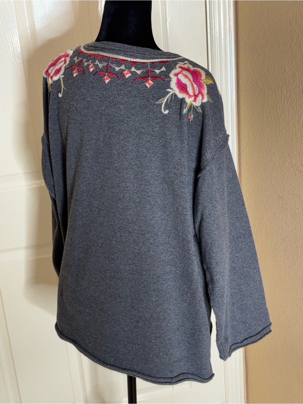 Johnny Was JWLA Plus Black Issioria Floral Embroidery Knit Sweatshirt Size 2X - Picture 4 of 9